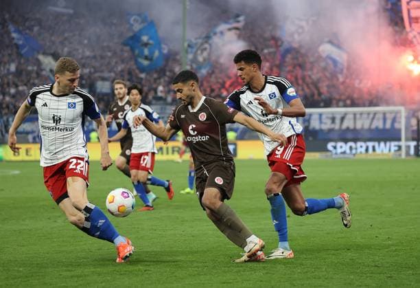 Ignace van der Brempt (HSV), Elias Saad (FC St. Pauli), Robert Glatzel (HSV) Fussball, Herren, Saison 2023 2024, 2.BL, Volksparkstadion, Hamburger SV gegen FC St Pauli, Stadtderby, 1-0, Derbysieger HSV DFL REGULATIONS PROHIBIT ANY USE OF PHOTOGRAPHS AS IMAGE SEQUENCES AND OR QUASI-VIDEO.