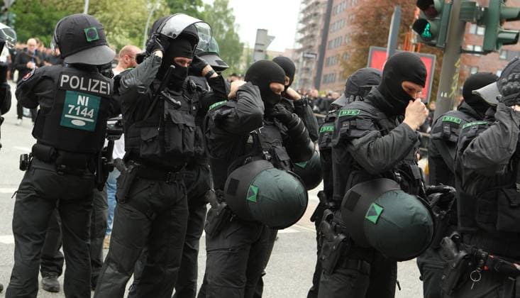 Fußball, Saison 2023 2023, zweite Fußball-Bundesliga, 32. Spieltag, Hamburger SV - FC St. Pauli. Einsätzkräfte der Polizei sichern den Fanmarsch der Fans des HSV am Bahnhof Stellingen ab. Stellingen Hamburg