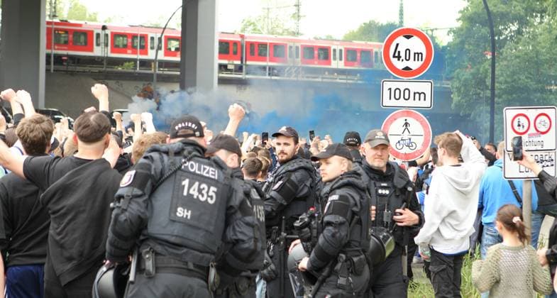 Fußball, Saison 2023 2023, zweite Fußball-Bundesliga, 32. Spieltag, Hamburger SV - FC St. Pauli. Einsätzkräfte der Polizei sichern den Fanmarsch der Fans des HSV am Bahnhof Stellingen ab. Stellingen Hamburg