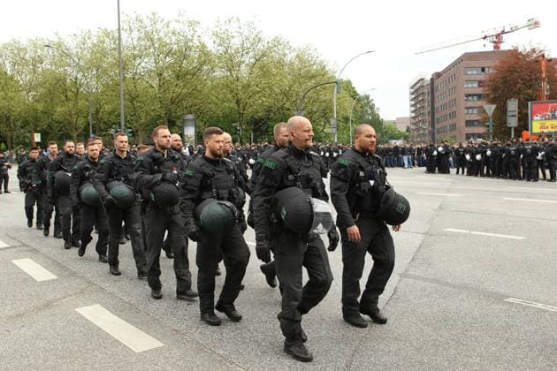Fußball, Saison 2023 2023, zweite Fußball-Bundesliga, 32. Spieltag, Hamburger SV - FC St. Pauli. Einsätzkräfte der Polizei sichern den Fanmarsch der Fans des HSV am Bahnhof Stellingen ab. Stellingen Hamburg