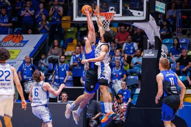 Sport Bilder des Tages 2. Basketball Bundesliga, Barmer Pro A, Playoffs, Viertelfinale, Spiel 1, Fraport Skyliners - Medipolis SC Jena, Frankfurt, 03.05.2024 Alex Herrera (Medipolis SC Jena 41) mit einem Dunk gegen David Muenkat (Fraport Skyliners 55) Playoffs, Viertelfinale, Spiel 1 zwischen Fraport Skyliners und Medipolis SC Jena in Frankfurt am 03.05.2024 Copyright: xBEAUTIFULxSPORTS Hahnex