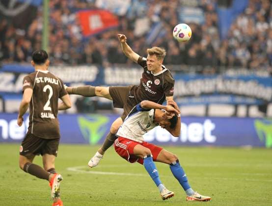 Foto : Torschütze Robert Glatzel ( HSV ) kommt zu Fall gegen David Nemeth (Pauli) Fussball 2. Bundesliga am Fr. 03.05.2024 Hamburger SV - FC St. Pauli 1 - 0