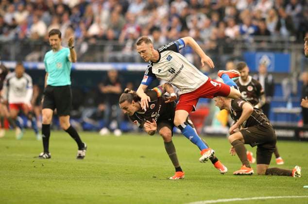 Foto : Sebastian Schonlau ( HSV ) haut Jackson Irvine (Pauli) eine auf den Hals Fussball 2. Bundesliga am Fr. 03.05.2024 Hamburger SV - FC St. Pauli 1 - 0