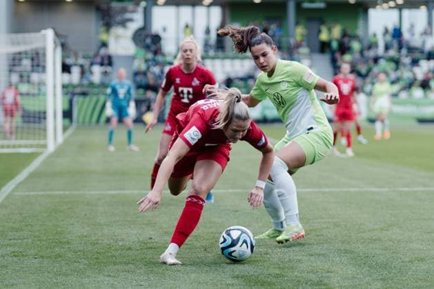 Wolfsburg, Deutschland 03. Mai 2024: 1. BL - Frauen - 2023 2024 - VfL Wolfsburg vs. 1. FC Köln Im Bild: v. li. im Zweikampf Marleen Schimmer (Koeln) und Lena Oberdorf (Wolfsburg) DFB regulations prohibit any use of photographs as image sequences and or quasi-video AOK Stadion Niedersachsen Copyright: xFotostandx xNiewelerx