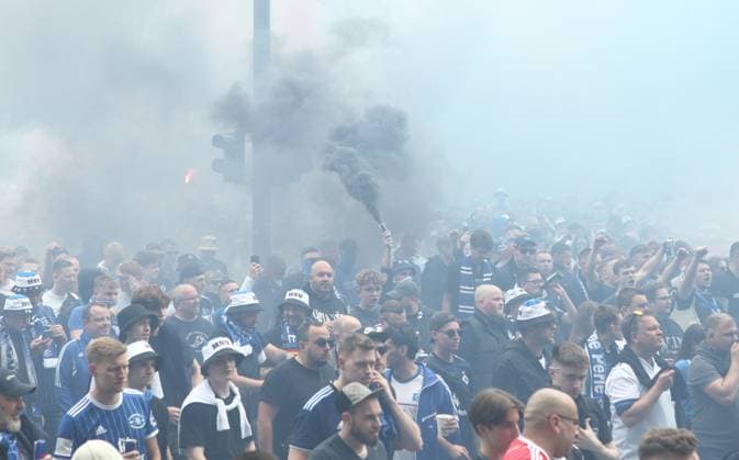 Fußball, Saison 2023 2023, zweite Fußball-Bundesliga, 32. Spieltag, Hamburger SV - FC St. Pauli. Der Fanmarsch der Fans des HSV setzt sich von Stellingen aus in Richtung Volksparkstadion in Bewegung. Dabei wird jede Menge Pyrotechnik gezündet. Stellingen Hamburg