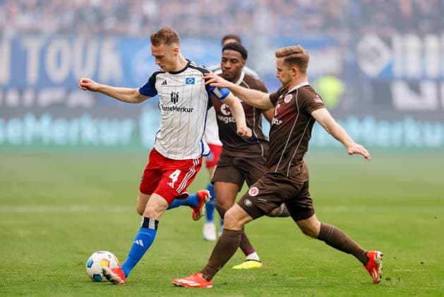 Hamburg, 3. Mai 2024 - Fußball, 2. Bundesliga 2023 24, Hamburger SV - FC St. Pauli: Sebastian Schonlau (Hamburger SV, 4), Johannes Eggestein (FC St. Pauli, 11) DFL REGULATIONS PROHIBIT ANY USE OF PHOTOGRAPHS AS IMAGE SEQUENCES AND OR QUASI-VIDEO.