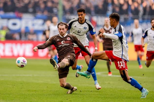 Hamburg, 3. Mai 2024 - Fußball, 2. Bundesliga 2023 24, Hamburger SV - FC St. Pauli: Connor Metcalfe (FC St. Pauli, 24), Ransford-Yeboah Königsdörffer (Hamburger SV, 11) DFL REGULATIONS PROHIBIT ANY USE OF PHOTOGRAPHS AS IMAGE SEQUENCES AND OR QUASI-VIDEO.