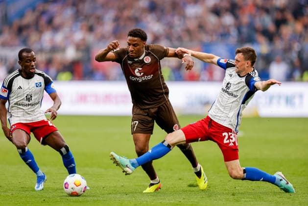 Hamburg, 3. Mai 2024 - Fußball, 2. Bundesliga 2023 24, Hamburger SV - FC St. Pauli: Jean-Luc Dompe (Hamburger SV, 27), Oladapo Afolayan (FC St. Pauli, 17), Jonas Meffert (Hamburger SV, 23) DFL REGULATIONS PROHIBIT ANY USE OF PHOTOGRAPHS AS IMAGE SEQUENCES AND OR QUASI-VIDEO.