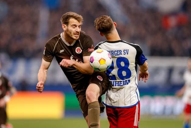 Hamburg, 3. Mai 2024 - Fußball, 2. Bundesliga 2023 24, Hamburger SV - FC St. Pauli: Lars Ritzka (FC St. Pauli, 21), Miro Muheim (Hamburger SV, 28) DFL REGULATIONS PROHIBIT ANY USE OF PHOTOGRAPHS AS IMAGE SEQUENCES AND OR QUASI-VIDEO.