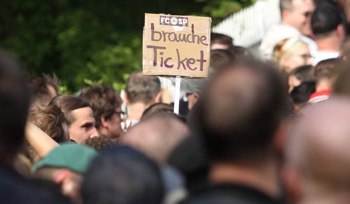 Fußball, Saison 2023 2023, zweite Fußball-Bundesliga, 32. Spieltag, Hamburger SV - FC St. Pauli. Eintrittskartengesuch eines Fans des FC St. Pauli vor dem Stadion auf einer Pappe. Stellingen Hamburg