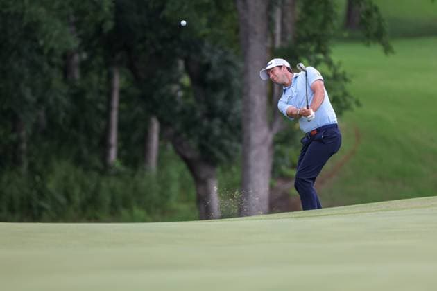 MCKINNEY, TX - MAY 03: Davis Riley (USA) chips onto the ninth green during the second round of the PGA, Golf Herren CJ CUP Byron Nelson on May 3, 2024, at TPC Craig Ranch in McKinney, TX. (Photo by David Buono Icon Sportswire) GOLF: MAY 03 PGA CJ CUP Byron Nelson EDITORIAL USE ONLY Icon240503087