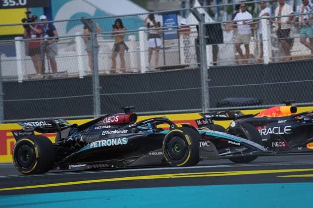 03.05.2024, Miami International Autodrome, Miami, Formula 1 Crypto.com Miami Grand Prix,im Bild George Russell (GBR), Mercedes-AMG Petronas Formula One Team, Max Verstappen (NLD), Oracle Red Bull Racing Defodi-506_20240503_hbr_6492