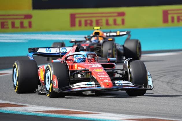 03.05.2024, Miami International Autodrome, Miami, Formula 1 Crypto.com Miami Grand Prix,im Bild Charles Leclerc (MCO), Scuderia Ferrari HP ,Sergio Perez (MEX), Oracle Red Bull Racing Defodi-506_20240503_hbr_7089