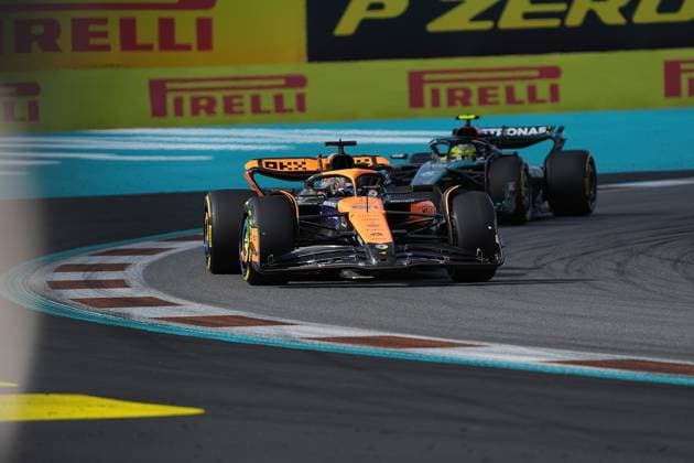 03.05.2024, Miami International Autodrome, Miami, Formula 1 Crypto.com Miami Grand Prix,im Bild Oscar Piastri (AUS), McLaren F1 Team, Lewis Hamilton (GBR), Mercedes-AMG Petronas Formula One Team Defodi-506_20240503_hbr_7156