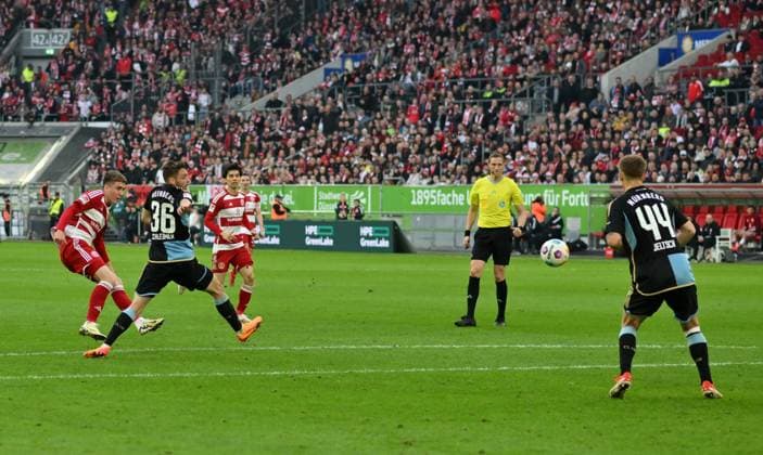 Isak Bergmann Johannesson (Fortuna Duesseldorf), li., erzielt das Tor zum 3:1 03.05.2024, Fussball 2. Bundesliga, 32. Spieltag, Saison 2023 2024 Fortuna Düsseldorf - 1. FC Nürnberg 3:1 Düsseldorf Nordrhein Westfalen Deutschland