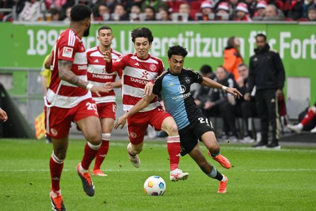 Nathaniel Brown (1.FC Nuernberg), re., gegen Ao Tanaka (Fortuna Duesseldorf) 03.05.2024, Fussball 2. Bundesliga, 32. Spieltag, Saison 2023 2024 Fortuna Düsseldorf - 1. FC Nürnberg 3:1 Düsseldorf Nordrhein Westfalen Deutschland