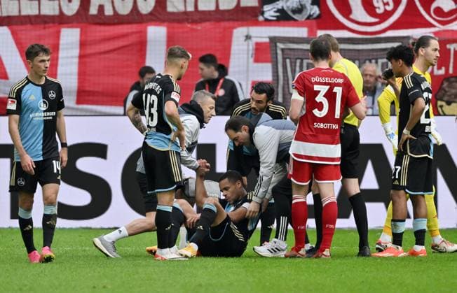 Verletzung Jan Gyamerah (1.FC Nuernberg), unten 03.05.2024, Fussball 2. Bundesliga, 32. Spieltag, Saison 2023 2024 Fortuna Düsseldorf - 1. FC Nürnberg 3:1 Düsseldorf Nordrhein Westfalen Deutschland