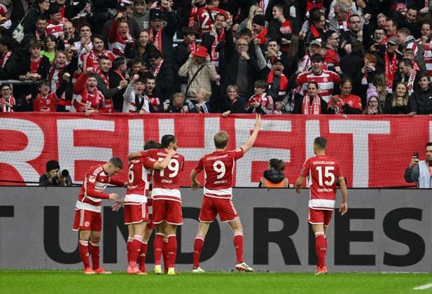 Jubel Düsseldorf, Torschütze Vincent Vermeij (Fortuna Duesseldorf), mi., feiert mit den Fans 03.05.2024, Fussball 2. Bundesliga, 32. Spieltag, Saison 2023 2024 Fortuna Düsseldorf - 1. FC Nürnberg 3:1 Düsseldorf Nordrhein Westfalen Deutschland