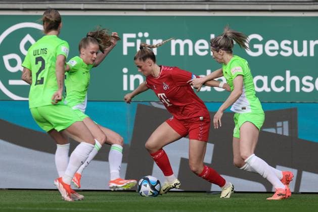 v.li.: Lynn Wilms (VfL Wolfsburg, 2), Vivien Endemann (VfL Wolfsburg, 25), Selina Cerci (1. FC Köln, 29) und Kathrin Hendrich (Kathy, VfL Wolfsburg, 4) im Zweikampf, Duell, Dynamik, Aktion, Action, Spielszene, DIE DFB-RICHTLINIEN UNTERSAGEN JEGLICHE NUTZUNG VON FOTOS ALS SEQUENZBILDER UND ODER VIDEOÄHNLICHE FOTOSTRECKEN. DFB REGULATIONS PROHIBIT ANY USE OF PHOTOGRAPHS AS IMAGE SEQUENCES AND OR QUASI-VIDEO., 03.05.2024, Wolfsburg (Deutschland), Fussball, Google Pixel Frauen-Bundesliga, VfL Wolfsburg - 1. FC Köln