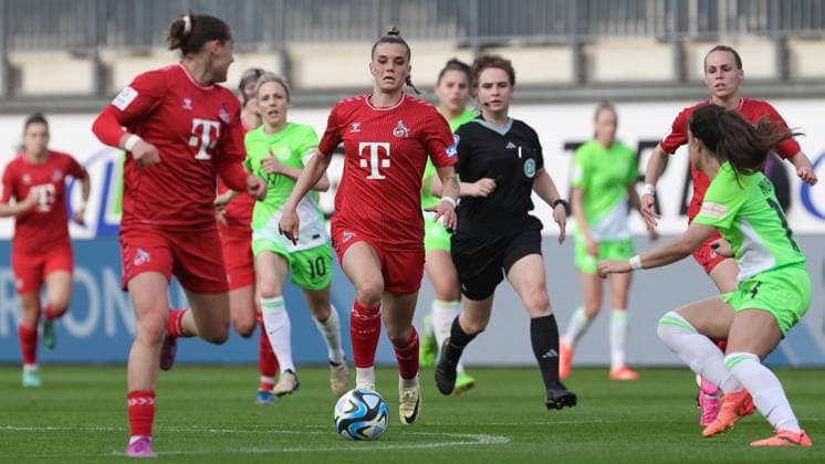 v.li.: Selina Cerci (1. FC Köln, 29) am Ball, Einzelbild, Ganzkörper, Aktion, Action, Spielszene, DIE DFB-RICHTLINIEN UNTERSAGEN JEGLICHE NUTZUNG VON FOTOS ALS SEQUENZBILDER UND ODER VIDEOÄHNLICHE FOTOSTRECKEN. DFB REGULATIONS PROHIBIT ANY USE OF PHOTOGRAPHS AS IMAGE SEQUENCES AND OR QUASI-VIDEO., 03.05.2024, Wolfsburg (Deutschland), Fussball, Google Pixel Frauen-Bundesliga, VfL Wolfsburg - 1. FC Köln
