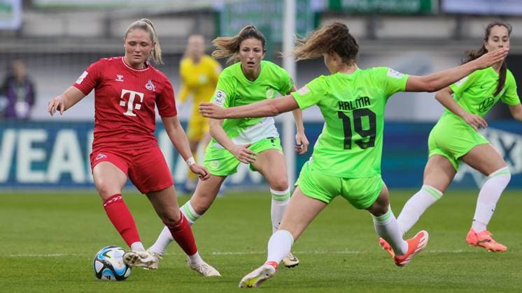 v.li.: Marleen Schimmer (1. FC Köln, 23), Chantal Hagel (VfL Wolfsburg, 7) und Fenna Kalma (VfL Wolfsburg, 19) im Zweikampf, Duell, Dynamik, Aktion, Action, Spielszene, DIE DFB-RICHTLINIEN UNTERSAGEN JEGLICHE NUTZUNG VON FOTOS ALS SEQUENZBILDER UND ODER VIDEOÄHNLICHE FOTOSTRECKEN. DFB REGULATIONS PROHIBIT ANY USE OF PHOTOGRAPHS AS IMAGE SEQUENCES AND OR QUASI-VIDEO., 03.05.2024, Wolfsburg (Deutschland), Fussball, Google Pixel Frauen-Bundesliga, VfL Wolfsburg - 1. FC Köln