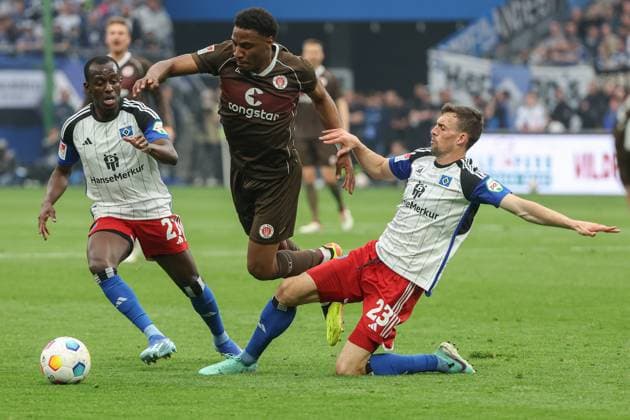 2. Bundesliga - Hamburger SV - FC St. Pauli am 03.05.2024 im Volksparkstadion in Hamburg Oladapo Afolayan (St. Pauli 17) gegen Jean Luc Dompe (Hamburger SV 27) und Jonas Meffert (Hamburger SV 23)