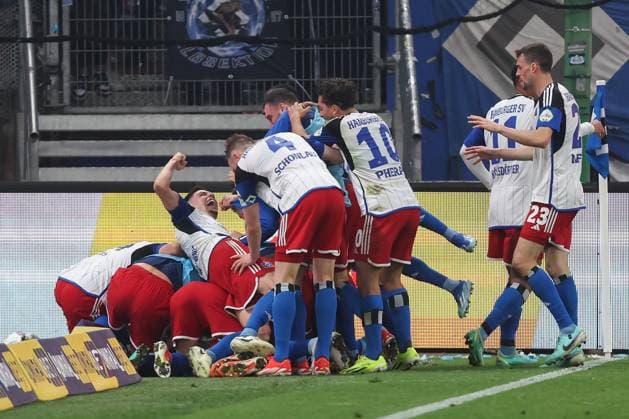 Sport Bilder des Tages 2. Bundesliga - Hamburger SV - FC St. Pauli am 03.05.2024 im Volksparkstadion in Hamburg Jubel, Torjubel, Torschuetze, Torschütze Robert Glatzel (Hamburger SV 9) jubelt nach seinem Tor zum 1 zu 0 mit der Mannschaft