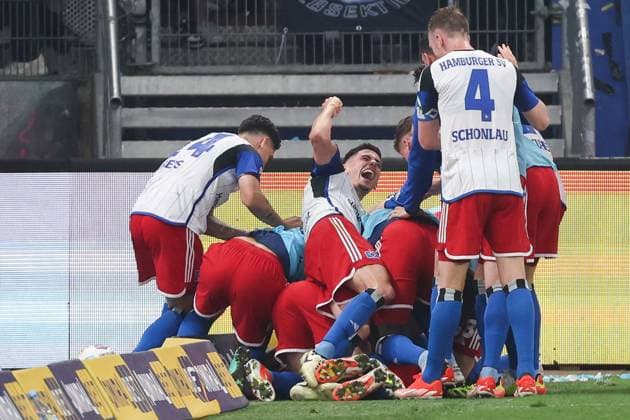 2. Bundesliga - Hamburger SV - FC St. Pauli am 03.05.2024 im Volksparkstadion in Hamburg Jubel, Torjubel, Torschuetze, Torschütze Robert Glatzel (Hamburger SV 9) jubelt nach seinem Tor zum 1 zu 0 mit der Mannschaft