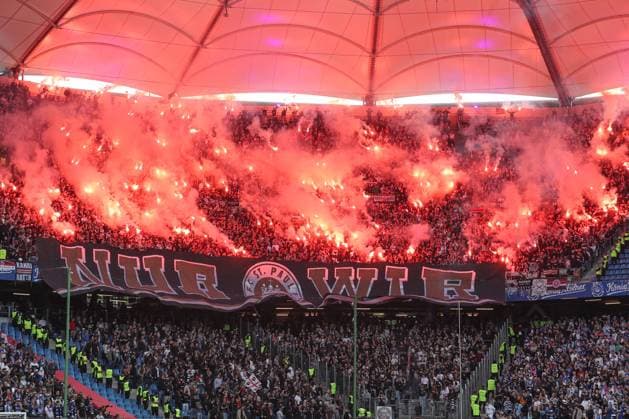 2. Bundesliga - Hamburger SV - FC St. Pauli am 03.05.2024 im Volksparkstadion in Hamburg Die Fans des FC St. Pauli zünden im Gästeblock Pyrotechnik und präsentieren ein Banner Transparent Spruchband nur wir