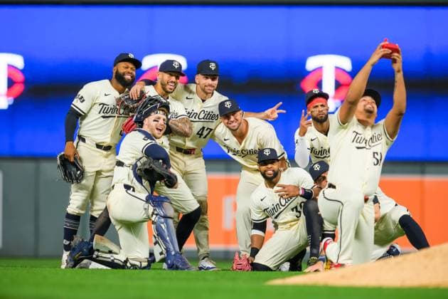 Bilder des Jahres 2024, Sport 05 Mai Sport Themen der Woche KW18 Sport Bilder des Tages May 3, 2024, Minneapolis, Minnesota, USA: Minnesota Twins players celebrate by taking a selfie after a MLB, Baseball Herren, USA baseball game between the Minnesota Twins and the Boston Red Sox at Target Field on May 3rd, 2024. The Twins won 5-2. Minneapolis USA - ZUMAg254 20240503_zsp_g254_122 Copyright: xStevenxGarciax