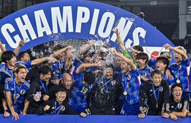 Sport Themen der Woche KW18 Japan v Uzbekistan - AFC U23 Asian Cup Final Japan s head coach Go Oiwa and players are celebrating with the AFC U23 Asian Cup Trophy following their side s victory in the AFC U23 Asian Cup Qatar 2024 final match between Japan and Uzbekistan at Jassim Bin Hamad Stadium in Qatar, on May 3, 2024. DOHA Qatar  Copyright: xNoushadxThekkayilx originalFilename:varittyakkal-japanvuz240504_npT9i.jpg