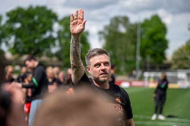 Fußball: Frauen-Bundesliga, Bayer 04 Leverkusen - FC Bayern München am 04.05.2024 im Ulrich-Haberland-Stadion: Münchens Trainer Alexander Straus grüßt die Fans. WICHTIGER HINWEIS: Gemäß den Vorgaben der DFL und des DFB ist es untersagt, in dem Stadion und oder vom Spiel angefertigte Fotoaufnahmen in Form von Sequenzbildern und oder videoähnlichen Fotostrecken zu verwerten bzw. verwerten zu lassen. Copyright: xKirchner DavidxInderliedx