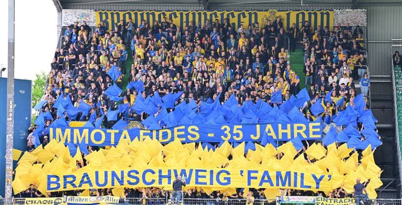 04.05.2024 - Fussball - Saison 2023 2024 - 2. Fussball - Bundesliga - 32. Spieltag: SpVgg Greuther Fürth ( Kleeblatt ) - TSV Eintracht Braunschweig BTSV - Sportfoto Zink - xwoxzix - DFL regulations prohibit any use of photographs as image sequences and or quasi-video - only for editorial use - Fans Fanblock BTSV - Choreo Choreografie