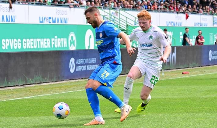04.05.2024 - Fussball - Saison 2023 2024 - 2. Fussball - Bundesliga - 32. Spieltag: SpVgg Greuther Fürth ( Kleeblatt ) - TSV Eintracht Braunschweig BTSV - Sportfoto Zink - xwoxzix - DFL regulations prohibit any use of photographs as image sequences and or quasi-video - only for editorial use - Hasan Kurucay (29, Eintracht Braunschweig BTSV EBS ) Robert Wagner (22, SpVgg Greuther Fürth )