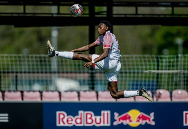 Leipzigs Chilohem Onuoha. Fussball Junioren Bundesliga Saison 2023 24 Staffel Nord Nordost, 24. Spieltag: RB Leipzig U19 - Hertha BSC U19 1:3. 27. April 2024: Leipzig, Red Bull Akademie. RB Leipzig U19 - Hertha BSC 1:3 *** Leipzigs Chilohem Onuoha Football Junior Bundesliga Season 2023 24 Season North North East, 24 Matchday RB Leipzig U19 Hertha BSC U19 1 3 27 April 2024 Leipzig, Red Bull Academy RB Leipzig U19 Hertha BSC 1 3