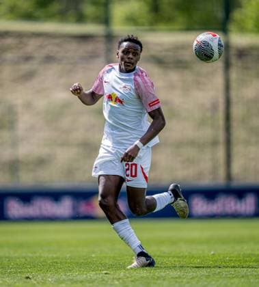 Leipzigs Chilohem Onuoha. Fussball Junioren Bundesliga Saison 2023 24 Staffel Nord Nordost, 24. Spieltag: RB Leipzig U19 - Hertha BSC U19 1:3. 27. April 2024: Leipzig, Red Bull Akademie. RB Leipzig U19 - Hertha BSC 1:3 *** Leipzigs Chilohem Onuoha Football Junior Bundesliga Season 2023 24 Season North North East, 24 Matchday RB Leipzig U19 Hertha BSC U19 1 3 27 April 2024 Leipzig, Red Bull Academy RB Leipzig U19 Hertha BSC 1 3