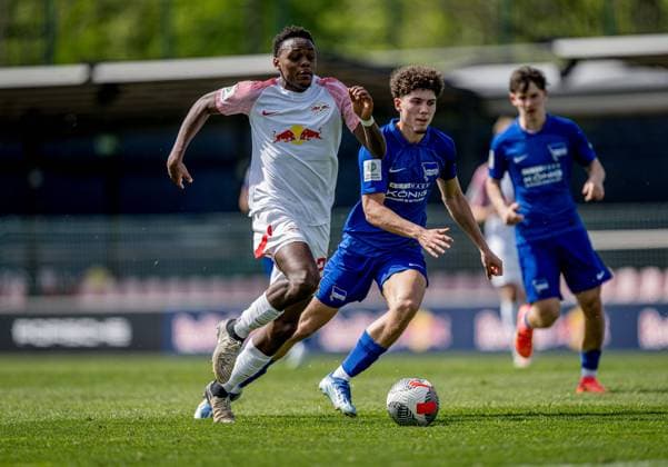 Leipzigs Chilohem Onuoha (weiss) gegen Herthas Selim Telib. Fussball Junioren Bundesliga Saison 2023 24 Staffel Nord Nordost, 24. Spieltag: RB Leipzig U19 - Hertha BSC U19 1:3. 27. April 2024: Leipzig, Red Bull Akademie. RB Leipzig U19 - Hertha BSC 1:3 *** Leipzigs Chilohem Onuoha white against Herthas Selim Telib Football Junior Bundesliga Season 2023 24 Season North North East, 24 Matchday RB Leipzig U19 Hertha BSC U19 1 3 27 April 2024 Leipzig, Red Bull Academy RB Leipzig U19 Hertha BSC 1 3