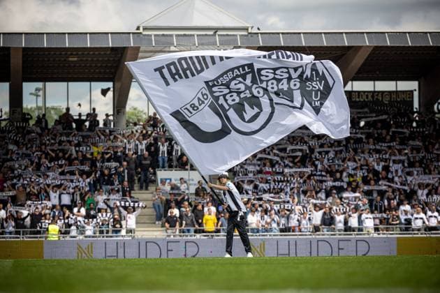 Eine Fahne des SSV Ulm vor Anpfiff.¨¨GER, SSV Ulm 1846 Fussball vs. FC Viktoria Koeln, Fußball, 3. Liga, 36. Spieltag, Spielzeit 2023 2024, 04.05.2024, ¨DFB DFL regulations prohibit any use of photographs as image sequences and or quasi-video.,¨ SSV Ulm 1846 Fussball - FC Viktoria Koeln , Fußball, 3. Liga, 36. Spieltag, Spielzeit 2023 2024, 04.05.2024 Ulm