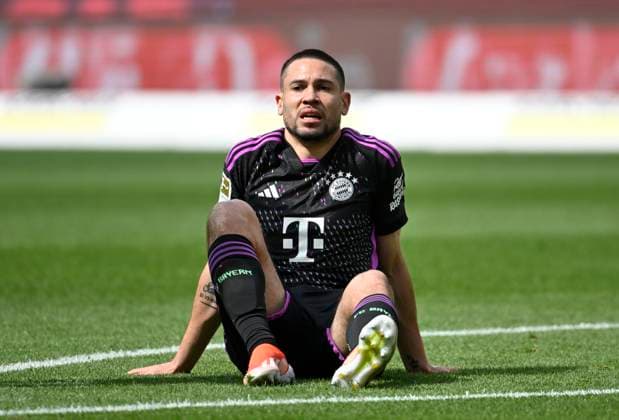 Raphael Guerreiro FC Bayern Muenchen FCB (22) muss verletzt Verletzung vom Platz VfB Stuttgart vs FC Bayern Muenchen FCB 04.05.2024 DFL REGULATIONS PROHIBIT ANY USE OF PHOTOGRAPHS AS IMAGE SEQUENCES AND OR QUASI-VIDEO VfB Stuttgart vs FC Bayern Muenchen FCB *** Raphael Guerreiro FC Bayern Muenchen FCB 22 must leave the pitch injured VfB Stuttgart vs FC Bayern Muenchen FCB 04 05 2024 DFL REGULATIONS PROHIBIT ANY USE OF PHOTOGRAPHS AS IMAGE SEQUENCES AND OR QUASI VIDEO VfB Stuttgart vs FC Bayern Muenchen FCB