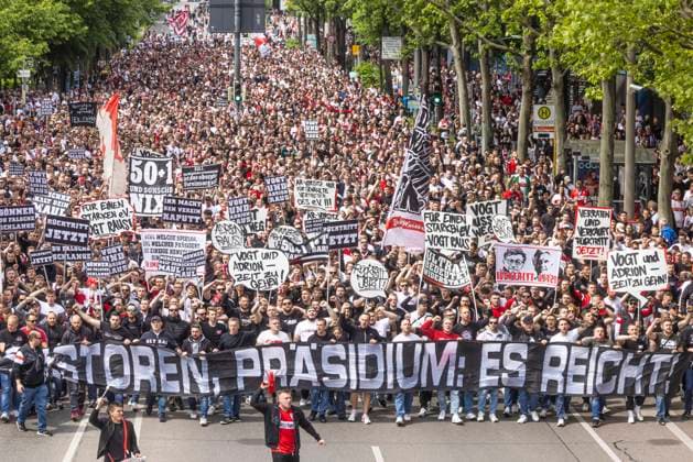 Bilder des Jahres 2024, Sport 05 Mai Sport Themen der Woche KW18 Sport Bilder des Tages Protestmarsch vor dem Südgipfel. Rund 10.000 VfB-Fans zogen vor dem Heimspiel gegen den FC Bayern München zum Stadion. Es reicht!, so die Botschaft an Aufsichtsrat, Investoren und Präsidium. Die von der Cannstatter Kurve, die organisierte Fansszene fordert Rücktritte und einen personellen Neuanfang in der Vereinsführung. 04.05.2024: Stuttgart, Baden-Württemberg, Deutschland, Europa *** Protest march before the southern summit Around 10,000 VfB fans marched to the stadium before the home game against FC Bayern Munich Enough is enough , the message to the supervisory board, investors and presidium The Cannstatter Kurve, the organized fan scene demands resignations and a fresh start in the club management 04 05 2024 Stuttgart, Baden Württemberg, Germany, Europe