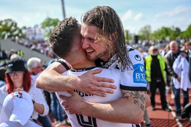 04.05.2024, Ulm, Germany, Donaustadion, SSV Ulm 1846 Fussball vs FC Viktoria Koeln - 3 Liga, Lucas Roeser (SSV Ulm 1846 Fussball) und Dennis Chessa (SSV Ulm 1846 Fussball) gestikuliert, gestik (Foto H. Langer) DFB DFL REGULATIONS PROHIBIT ANY USE OF PHOTOGRAPHS AS IMAGE SEQUENCES AND OR QUASI-VIDEO. Ulm Donaustadion Germany