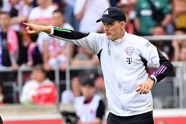 04.05.2024, xjrdrx, Fussball 1.Bundesliga, VfB Stuttgart - FC Bayern München emspor, v.l. Trainer head coach Thomas Tuchel of Bayern München gestikuliert gibt Anweisungen mit den Armen gestikulieren gives instructions, gesticulate. (DFL DFB REGULATIONS PROHIBIT ANY USE OF PHOTOGRAPHS as IMAGE SEQUENCES and or QUASI-VIDEO) Stuttgart