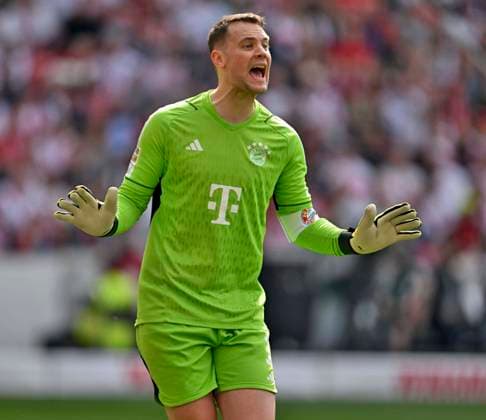 04.05.2024, Fussball 1. Bundesliga 2023 2024, 32.Spieltag, VfB Stuttgart - FC Bayern München, in der MHP-Arena in Stuttgart. Torwart Manuel Neuer (FC Bayern München) gestikuliert
