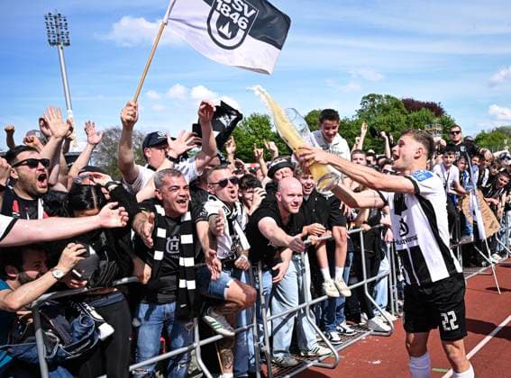 Fussball 3. Liga 2023 2024 04.05.2024 SSV Ulm - FC Viktoria Koeln JUBEL beim SSV Ulm, Aufstieg in die 2. Bundesliga: Leonardo Scienza mit einer Bierdusche fuer die Fans