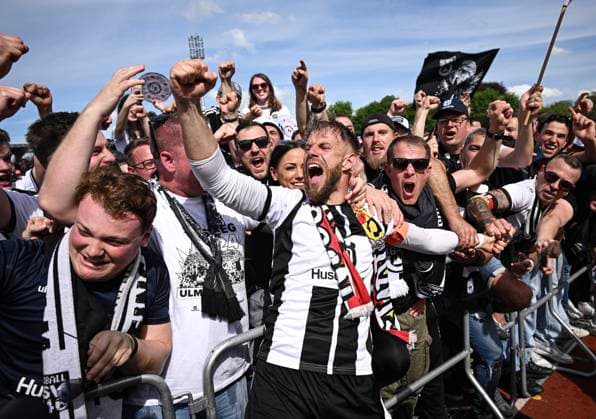Bilder des Jahres 2024, Sport 05 Mai Sport Themen der Woche KW18 Fussball 3. Liga 2023 2024 04.05.2024 SSV Ulm - FC Viktoria Koeln JUBEL beim SSV Ulm, Aufstieg in die 2. Bundesliga: Johannes Reichert feiert mit den Fans *** Football 3 Liga 2023 2024 04 05 2024 SSV Ulm FC Viktoria Koeln JUBILEE at SSV Ulm, promotion to the 2 Bundesliga Johannes Reichert celebrates with the fans
