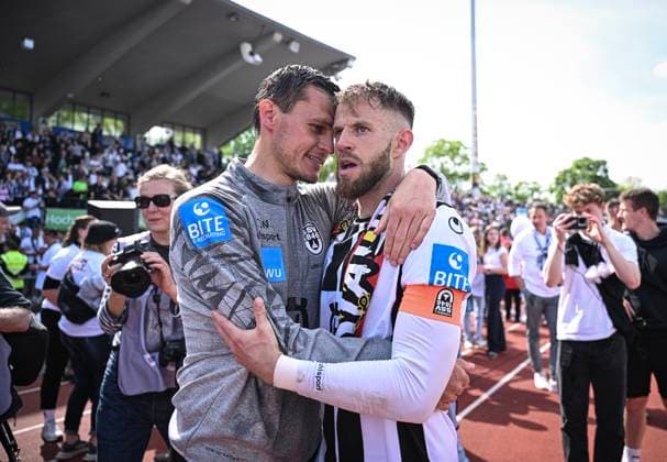 Fussball 3. Liga 2023 2024 04.05.2024 SSV Ulm - FC Viktoria Koeln JUBEL beim SSV Ulm, Aufstieg in die 2. Bundesliga: Trainer Thomas Woerle (li) umarmt Johannes Reichert (re)