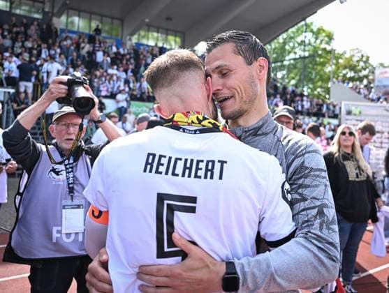 Fussball 3. Liga 2023 2024 04.05.2024 SSV Ulm - FC Viktoria Koeln JUBEL beim SSV Ulm, Aufstieg in die 2. Bundesliga: Trainer Thomas Woerle (re) umarmt Johannes Reichert (li)