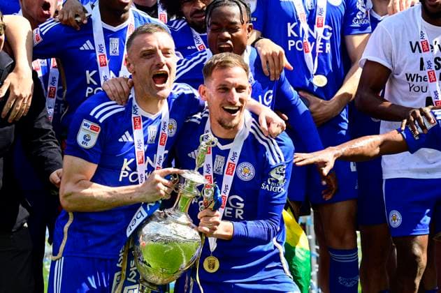 Bilder des Jahres 2024, Sport 05 Mai Sport Themen der Woche KW18 Fußball, Leicester City feiert Titelgewinn in der Championship und Aufstieg in die Premier League Leicester City v Blackburn Rovers , Leicester UK - 4 May 2024 Champions of the championship celebrations by Jamie Vardy of Leicester City and Marc Albrighton of Leicester City after the Sky Bet Championship Match between Leicester City and Blackburn Rovers at the King Power Stadium ,Leicester on 4 May 2024 Leicester King Power Stadium Leicestershire GBR Copyright: xGeorgexWass PPAUKx PPA-113042