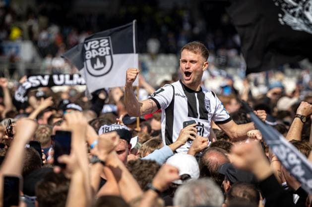 Leo Scienza (SSV Ulm 1846, 22) jubelt in einer Menschenmenge voller Fans nach dem Sieg und dem damit verbundenen Aufstieg in die 2. Fussball Bundesliga.¨¨GER, SSV Ulm 1846 Fussball vs. FC Viktoria Koeln, Fußball, 3. Liga, 36. Spieltag, Spielzeit 2023 2024, 04.05.2024, ¨DFB DFL regulations prohibit any use of photographs as image sequences and or quasi-video.,¨ SSV Ulm 1846 Fussball - FC Viktoria Koeln , Fußball, 3. Liga, 36. Spieltag, Spielzeit 2023 2024, 04.05.2024 Ulm