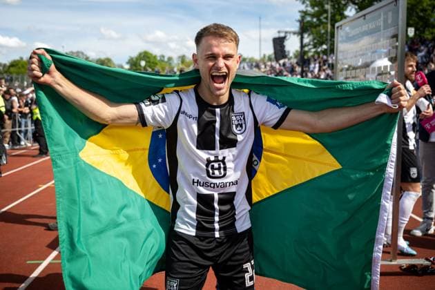 Leo Scienza (SSV Ulm 1846, 22) jubelt mit einer brasilianischen Fahne nach dem Sieg und dem damit verbundenen Aufstieg in die 2. Fussball Bundesliga.¨¨GER, SSV Ulm 1846 Fussball vs. FC Viktoria Koeln, Fußball, 3. Liga, 36. Spieltag, Spielzeit 2023 2024, 04.05.2024, ¨DFB DFL regulations prohibit any use of photographs as image sequences and or quasi-video.,¨ SSV Ulm 1846 Fussball - FC Viktoria Koeln , Fußball, 3. Liga, 36. Spieltag, Spielzeit 2023 2024, 04.05.2024 Ulm